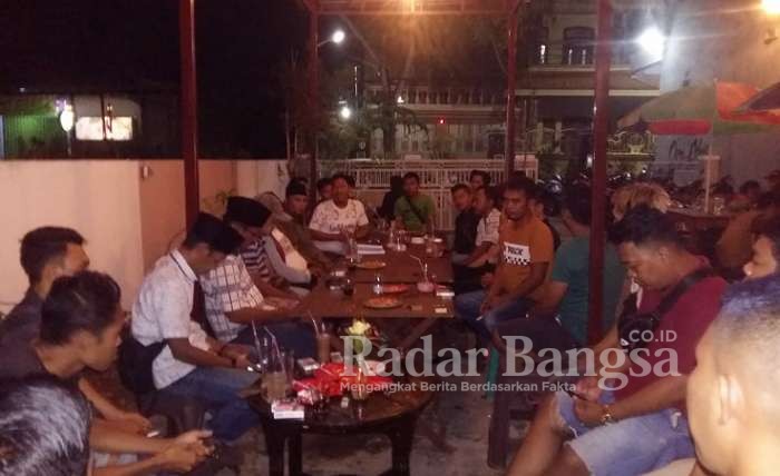 Santai tapi serius, suasana cangkruk dan ngopi bareng (Ngobar) pemuda dan mahasiswa bersama beberapa Kepala Desa (Kades) baru terpilih yang siap dilantik.