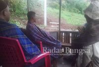 Warga saat menikmati suasana pagi dengan memakai sarung