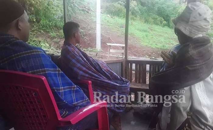 Warga saat menikmati suasana pagi dengan memakai sarung