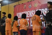 Empat orang mucikari kawin kontrak di Puncak Bogor digiring ke Mapolres Bogor untuk dimintai keterangan oleh Satreskrimum Polres Bogor Selasa 24/12.