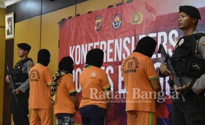 Empat orang mucikari kawin kontrak di Puncak Bogor digiring ke Mapolres Bogor untuk dimintai keterangan oleh Satreskrimum Polres Bogor Selasa 24/12.