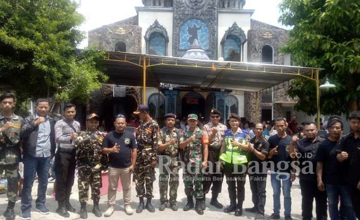 Babinsa Koramil Jajaran Kodim 0724/Boyollai bersama Polres Boyolali dan komponen masyarakat lainnya 
saat melaksanakan Pengamanan