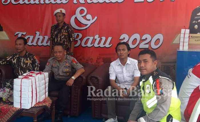 Petugas pengamanan dari Polres Gresik dan Team Gabungan saat di pos pam