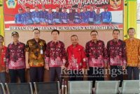 Perangkat Desa Tanahlandean berserta Ka UPT Kesehatan,saat foto Bersama