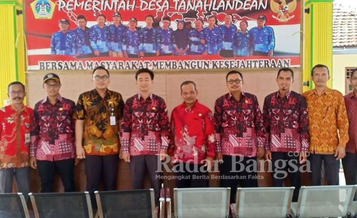 Perangkat Desa Tanahlandean berserta Ka UPT Kesehatan,saat foto Bersama