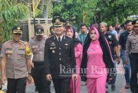 (Dua dari kanan) Kapolres Gresik AKBP Kusworo Wibowo, SH SIK MH bersama Waka Polres Gresik, Pejabat Utama Polres Gresik dan anggota Polres Gresik serta Ketua Bhayangkari Cabang Gresik Ny. Cut Laura Kuworo dan Pengurus Bhayangkari Gresik melakukan takziah ke rumah duka Almarhum Aiptu Agung Nugroho 