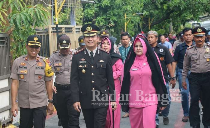 (Dua dari kanan) Kapolres Gresik AKBP Kusworo Wibowo, SH SIK MH bersama Waka Polres Gresik, Pejabat Utama Polres Gresik dan anggota Polres Gresik serta Ketua Bhayangkari Cabang Gresik Ny. Cut Laura Kuworo dan Pengurus Bhayangkari Gresik melakukan takziah ke rumah duka Almarhum Aiptu Agung Nugroho 