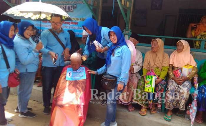 Potong Rambut Gratis Lansia Di Desa Marparan Oleh DPC Tiara Kusuma Sampang