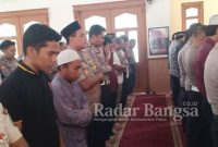 Kepolisian Resort Pamekasan melaksanakan Shalat Gerhana Matahari dan Istighosah di Masjid Baitul Amin 