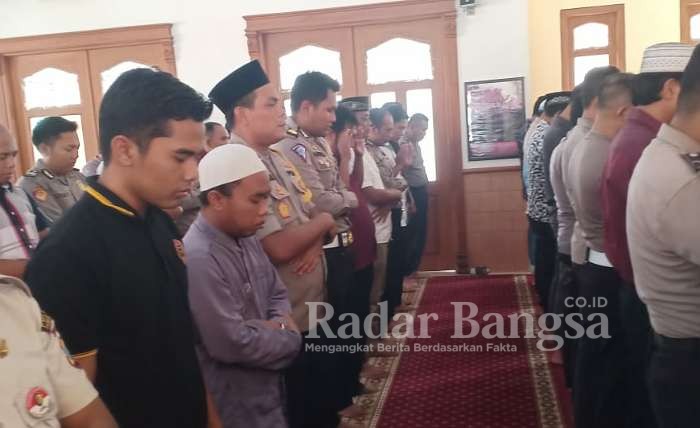 Kepolisian Resort Pamekasan melaksanakan Shalat Gerhana Matahari dan Istighosah di Masjid Baitul Amin 