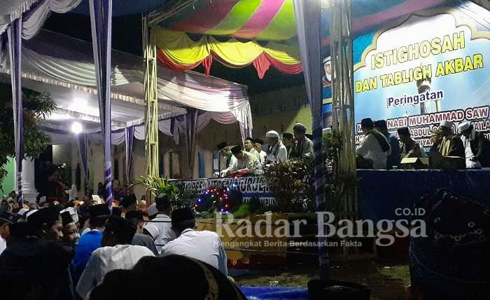 Acara Istighosah dan Tabligh Akbar yang berlangsung di halaman pondok pesantren nurul hikmah