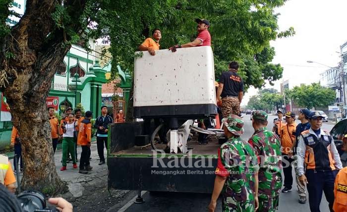 Hadi Rudyatmo memimpin langsung Apel pemangkasan ranting pohon di sepanjang Jalan Veteran kec Serengan Kota Surakarta, pada Jum'at(27/12/2019)