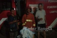 Petugas saat Operasi Tangkap Tawon (OTT)