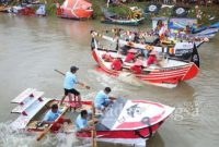 Lomba balap gethek (rakit) di sungai Kalibaru.  Jumat  (27/12/2019)