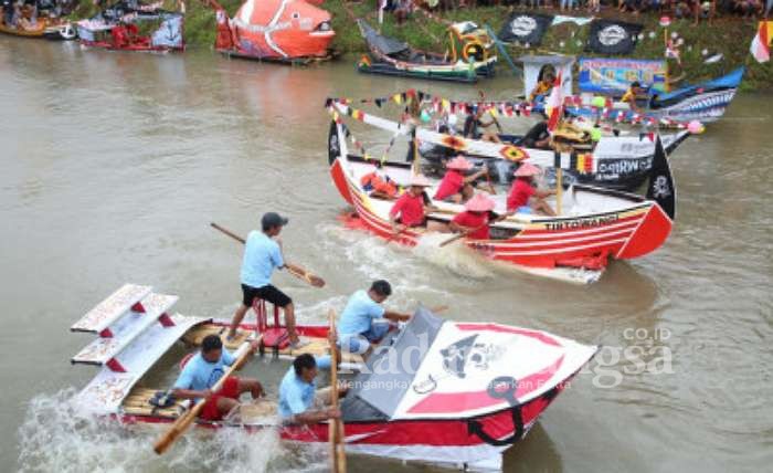 Lomba balap gethek (rakit) di sungai Kalibaru.  Jumat  (27/12/2019)