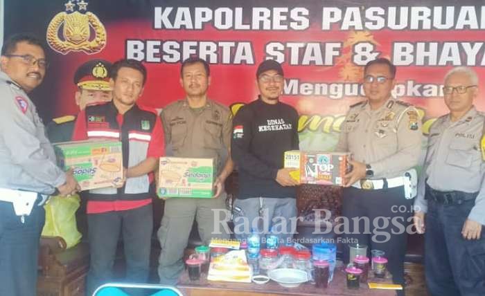 Saat Satlantas bagikan bingkisan kepada tim petugas yang berjaga di tiap pos yang ada diantaranya Pos Pam Ngopak, Pos Pam Exit Tol di Pohjentrek dan Pos Yan YPP arah pintu masuk Pelabuhan.