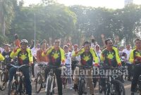 Ratusan peserta gowes yang terdiri dari jajaran instansi pemerintah daerah Kabupaten Gresik dan sebagian masyarakat pecinta goes memadati halaman kantor pemkab Gresik, 