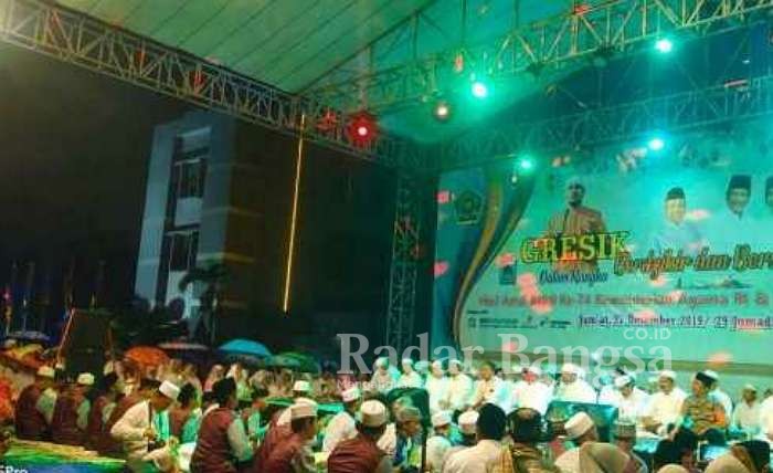 Ratusan jamaah dan sejumlah pejabat di lingkungan Gresik tetap hadir. Nampak hadir di tengah-tengah jamaah antara Muhammad Qosim (Wakil Bupati Gresik) dan Asluchul Alif (Wakil Ketua DPRD Gresik)