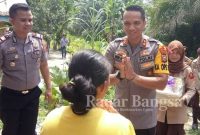 Kapolres Dumai, AKBP ANDRI ANANTA YUDHISTIRA, S.I.K, M.H, saat bertemu warga dengan sopan 