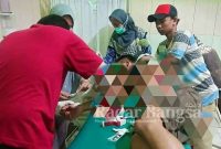 Korban Ahsan Fadil (21) Saat Dilakukan Penanganan Medis di Puskesmas Arjasa Sumenep, (28/12).