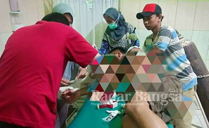 Korban Ahsan Fadil (21) Saat Dilakukan Penanganan Medis di Puskesmas Arjasa Sumenep, (28/12).