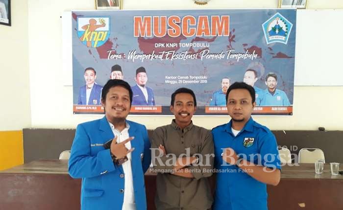 (Tengah) Ketua DPK KNPI Kecamatan Tompobulu terpilih, Irham Al-Hurr 