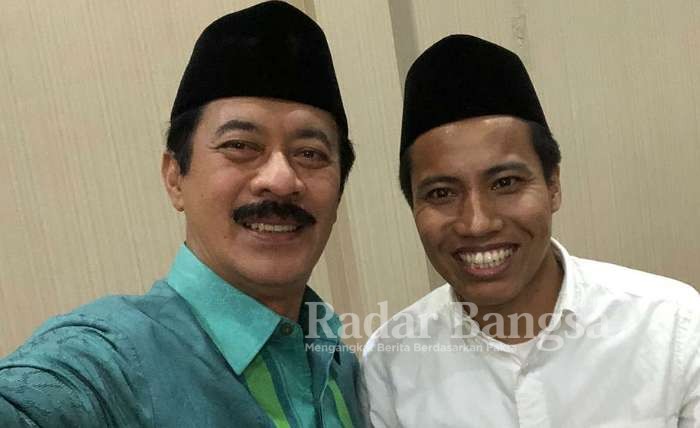 Kedekatan Fattah Jasin. dengan Ra Mamak, saat moment Penandatanganan Pakta Integritas An-Nahdliyah di Hotel C1 Sumenep