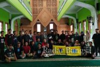 Bertempat di serambi masjid Universitas Islam Lamongan (Unisla). PK. PMII Unisla Lamongan gelar diskusi bertema 