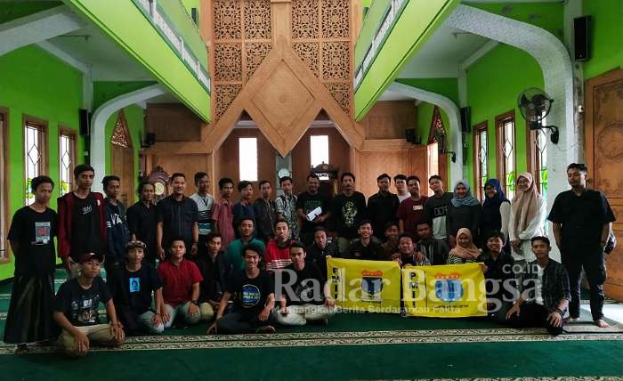 Bertempat di serambi masjid Universitas Islam Lamongan (Unisla). PK. PMII Unisla Lamongan gelar diskusi bertema 