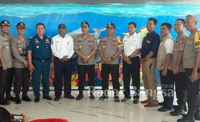 Irjen Pol Dr.Boy Rafli Amar.M.H beserta rombongan,didampingi oleh Hasan Lessy General Manager (GM) PT.ASDP Indonesia Ferry (Persero) Cabang Bakauheni dan AKBP Edi Purnomo Kapolres Lampung Selatan 