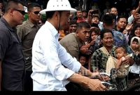 Presiden Jokowi naik sepeda onthel Blusukan ke pasar Djohar