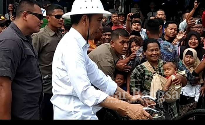 Presiden Jokowi naik sepeda onthel Blusukan ke pasar Djohar