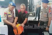 (kanan) Kasatpolair Polres Gresik AKP Masyur Ade saat pemeriksaan