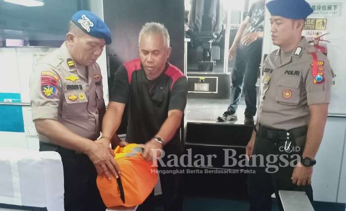 (kanan) Kasatpolair Polres Gresik AKP Masyur Ade saat pemeriksaan