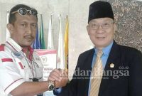 (kanan) Pemred Portalindo.co.id, Amran Muktar, saat silaturahmi di kediaman Ketum Persatuan Pewarta Warga Indonesia (PPWI) Wilson Lalengke, Minggu (30/12/19).