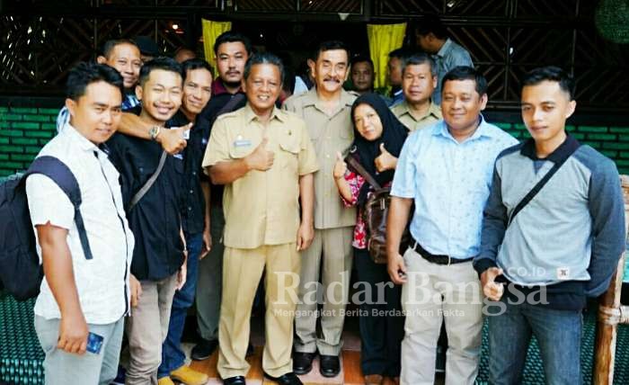 (tengah) Bupati Pacitan Indartato bersama rekan rekan media