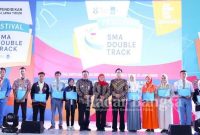 Pembukaan Festival SMA/MA Double Track dipimpin langsung Gubernur Jawa Timur Khofifah Indar Parawansa.(tengah)