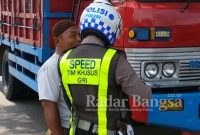 Anggota Satlantas Polres Gresik saat penertiban dan penindakan kendaraan ODOL (Over Dimensi dan Over Load). 30/12/2019