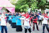 Bupati Bengkalis yang diwakili Staf Ahli Bidang Kemasyarakatan dan Sumber Daya Manusia, Kasmarni Amril,  saat menghadiri senam sehat