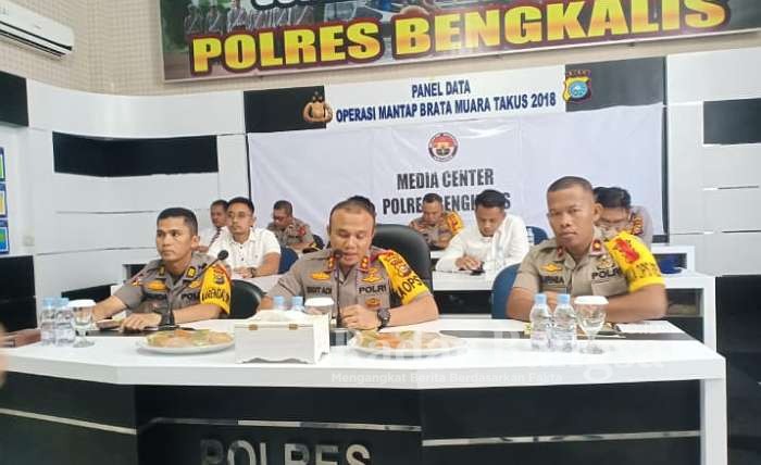 Kapolres Bengkalis AKBP Sigit Adiwuryanto, S.I.K ketika gelar jumpa pers dengan sejumlah wartawan di Mapolres Bengkalis,