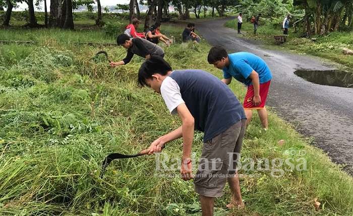 Peserta mahasiswa ITERA saat kerjabakti