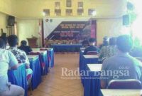 Kepala dinas pendidikan Daryono dan Bupati Pacitan Indartato di Hotel Srikandi.