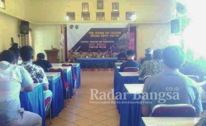 Kepala dinas pendidikan Daryono dan Bupati Pacitan Indartato di Hotel Srikandi.