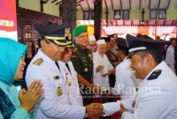 Bupati Pasuruan, HM Irsyad Yusuf dan Ny Lulis Irsyad Yusuf saat menyambut Kades 