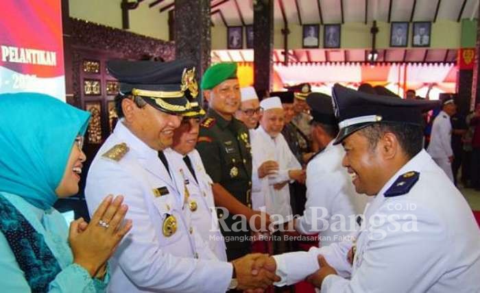 Bupati Pasuruan, HM Irsyad Yusuf dan Ny Lulis Irsyad Yusuf saat menyambut Kades 