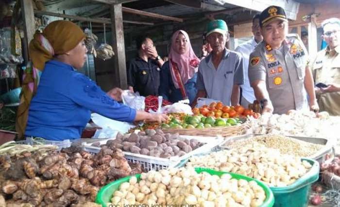 Kapolres Pasuruan Kota, AKBP Dony Alexander menggelar Sidak (Inspeksi Mendadak) ke sejumlah Pasar Tradisional di Pasuruan, Selasa (31/12/2019) pagi.