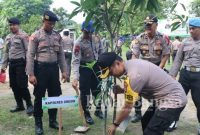 AKBP Kusworo Wibowo, SH SIK MH., melakukan program penanaman seribu pohon di lahan Asrama Polri