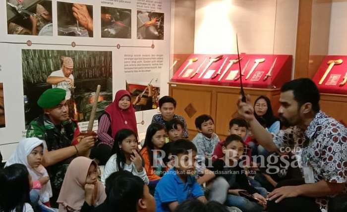 Babinsa Koramil 03 Serengan Kodim 0735/Surakarta, Serka M Nur Hakib dan Forum anak Kelurahan Kelmayan memanfaatkan waktu liburan tersebut untuk berkunjung ke Rumah Budaya Kratonan dan Musium Keris Surakarta, (31/12).