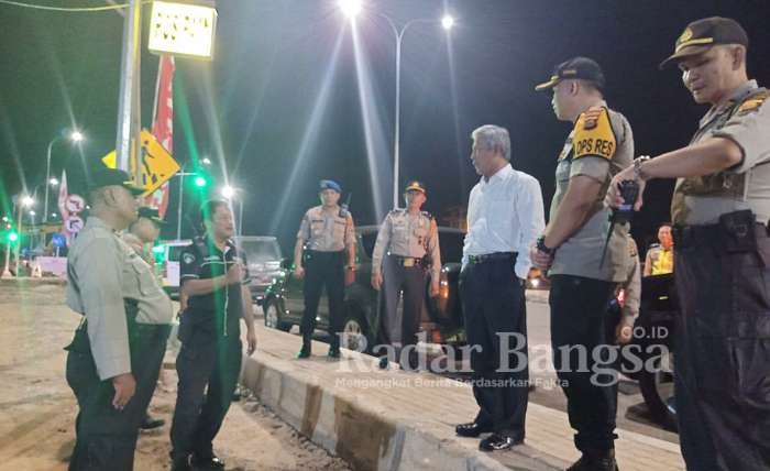 Bupati OKI ditemani Kapolres OKI, AKBP. Doni Eka Saputra, Dandim 0402 OKI, Letkol. CZi Zamroni S. Sos bersama rombongan meninjau secara langsung pos pengamanan yang ada di Kota Kayuagung