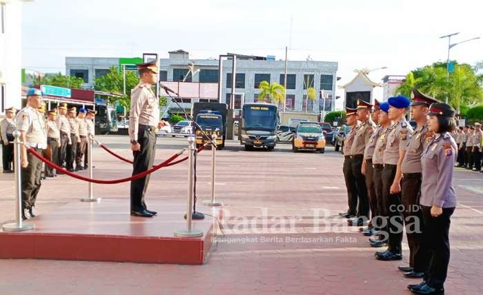 Kapolres Dumai AKBP Andri Ananta Yudhistira, S.I.K, MH memimpin langsung Upacara Korps Raport Periode 01-Januari -2020 yang berlangsung di halaman Mapolres Dumai Jalan Jenderal Sudirman Kota Dumai